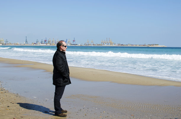 看着大海等待夏天的到来图片下载