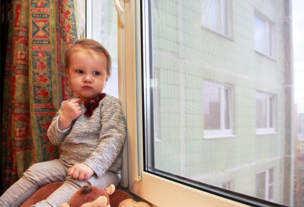 悲伤的小女孩图片下载