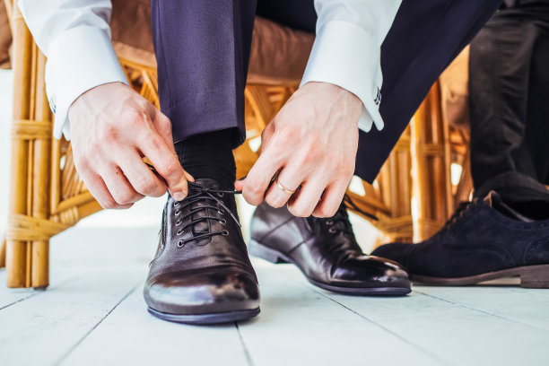 人系好鞋带图片下载