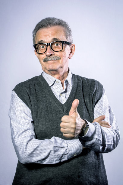 老人竖起大拇指图片下载