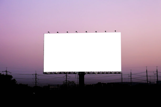 黄昏时的空白广告牌图片下载