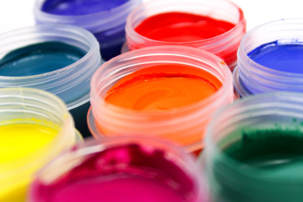 白色背景上的彩色油漆罐。图片下载