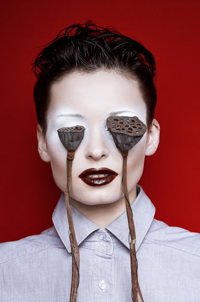 眼前是化妆和花胶囊的女孩图片下载