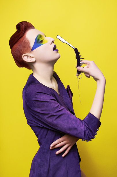 拿剃刀的女孩图片下载