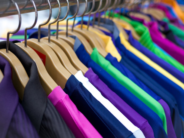 衣服在衣架上图片下载