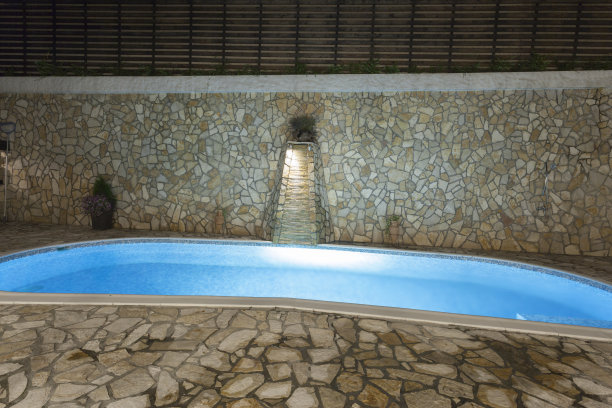 晚上的私人游泳池图片下载