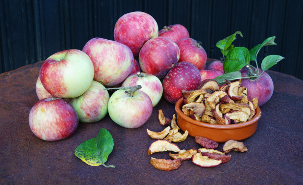 新鲜和干燥的苹果图片下载
