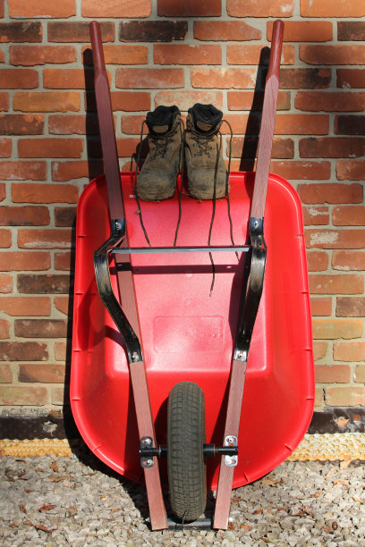 手推车和靴子图片下载