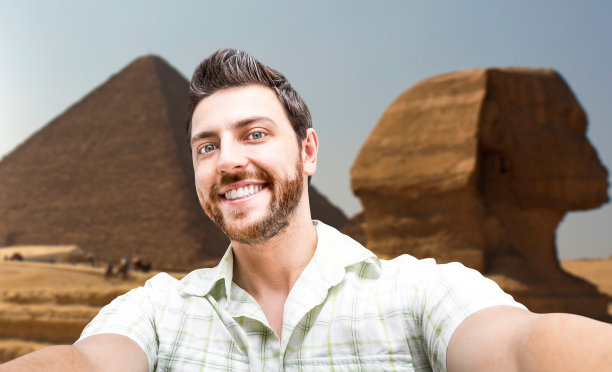 快乐的年轻男人在埃及开罗自拍图片下载
