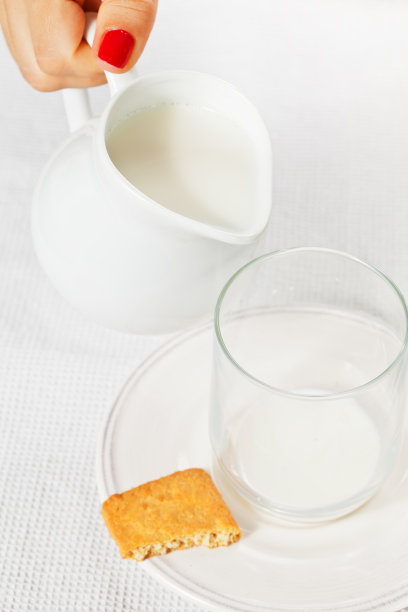 女人的手往杯子里倒牛奶图片下载