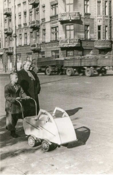 母亲和儿子推着婴儿车和妹妹的复古照片图片下载