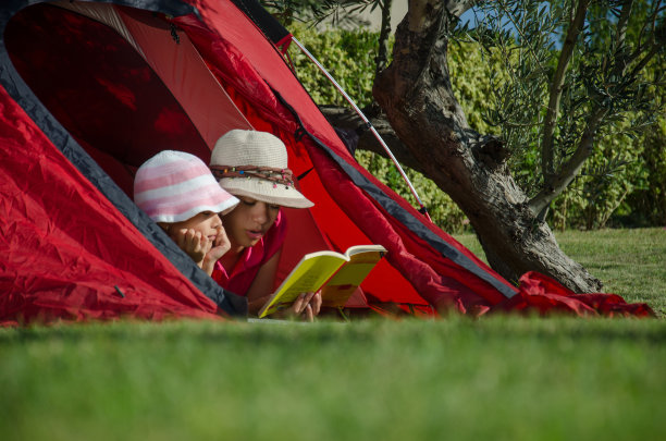 在帐篷里看书图片下载