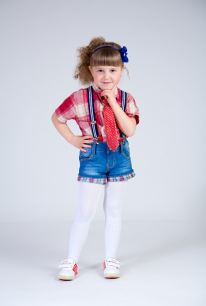 画室里的小女孩。图片下载