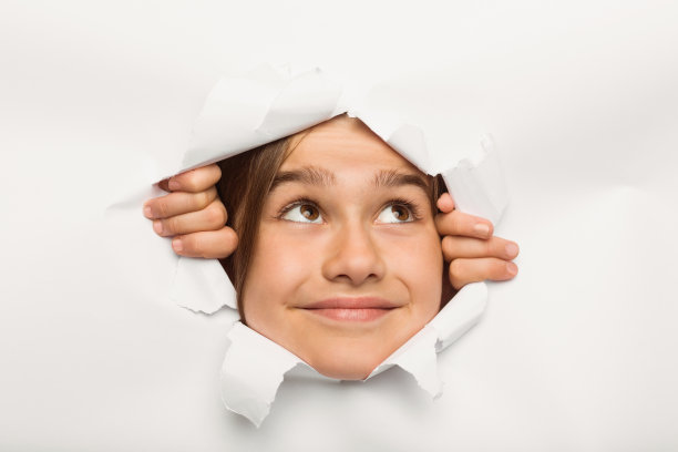 可爱的小女孩透过纸偷看图片下载