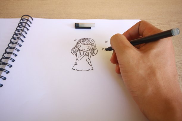 卡通绘图笔记本木制书桌的背景。图片下载