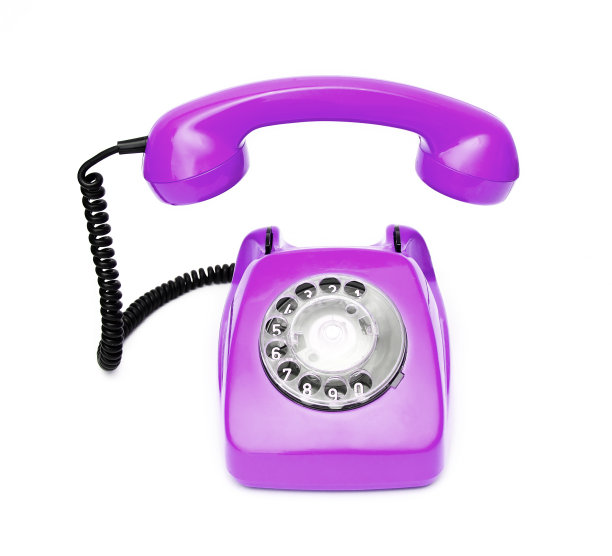 紫色复古电话孤立在白色背景。图片下载