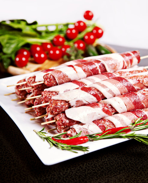 配辣椒、番茄和生菜的生烤肉串图片下载