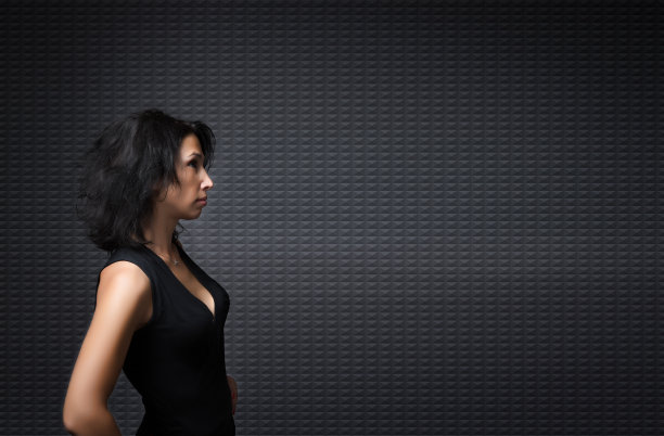 成年女性沉思在一个侧面视图图片下载