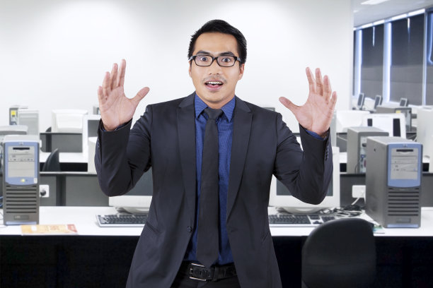 企业家脸上带着震惊的表情图片下载