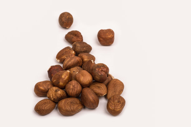 白色背景上的榛子图片下载