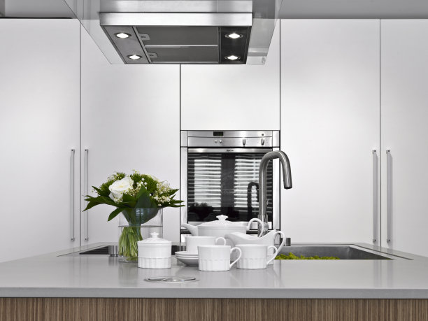 在一间现代厨房的工作台上图片下载