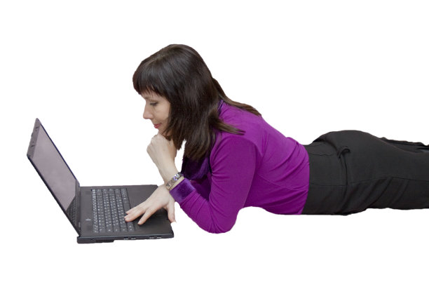 年轻女子使用电脑图片下载