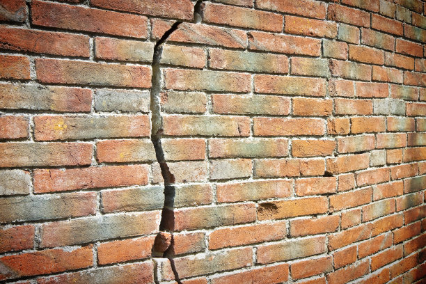 旧裂砖墙图片下载