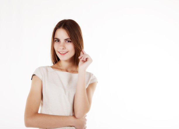 年轻漂亮的女孩穿着鲜艳的衣服图片下载