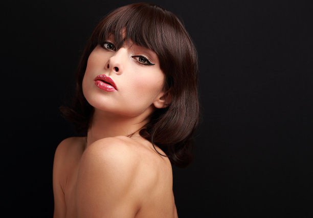 美丽性感的女人与短棕色头发看黑色素材图片