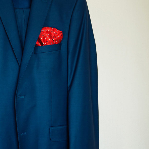 挂在衣架上的新郎夹克图片下载