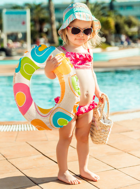 池边有个可爱的小女孩图片下载