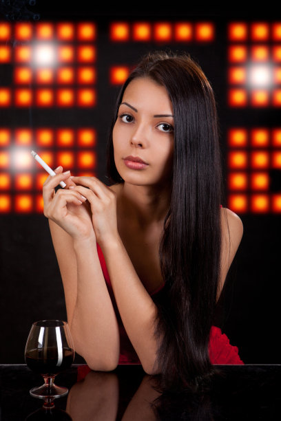 餐馆里的女人图片下载