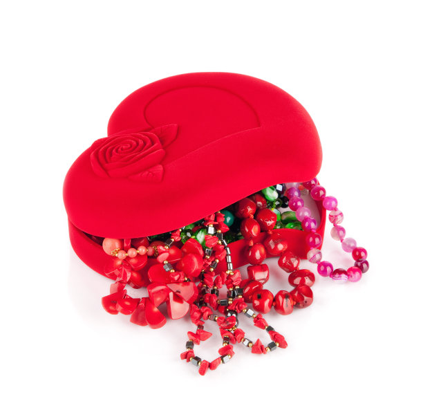 红色心形匣子和镶有半宝石的珠子图片下载