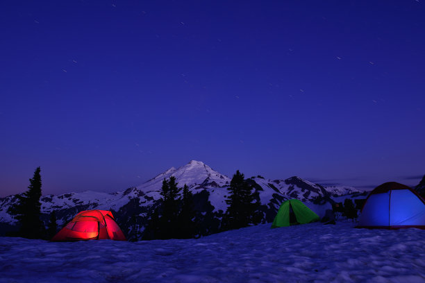 在艺术家点的雪露营图片下载