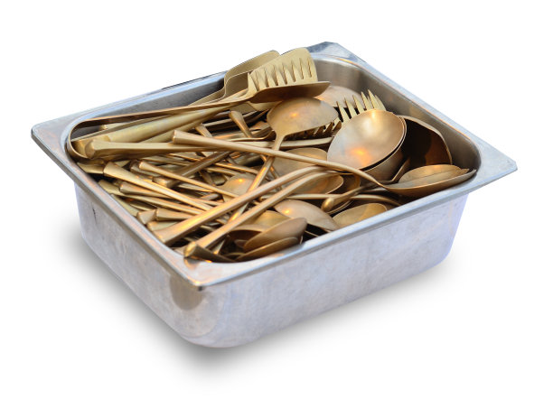 金色餐具混合在碗中孤立在白色。图片下载