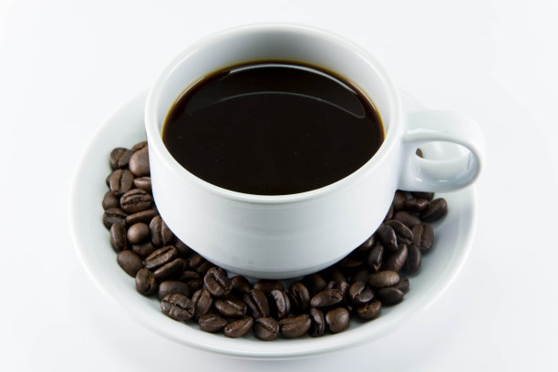 白色背景上的咖啡豆和叶子图片下载