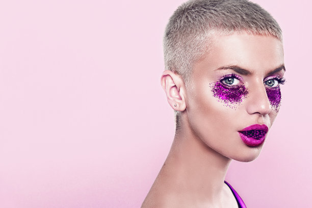 漂亮的女人，用粉红色的亮片化妆图片下载