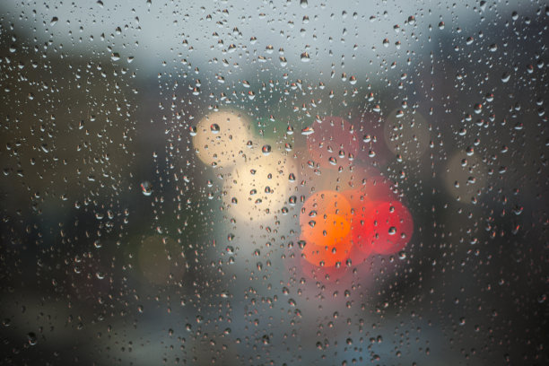 雨天，雨点打在车窗上，随着车流模糊了图片下载