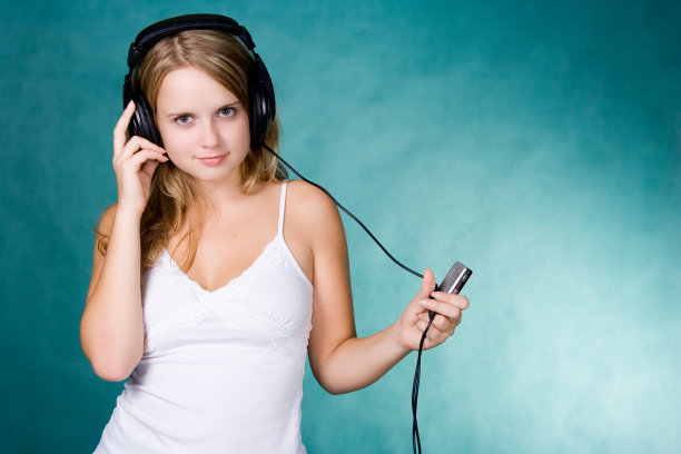 女孩与mp3播放器图片下载