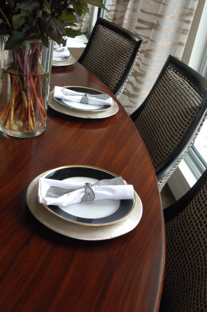 别致的现代餐桌在地铁设置图片下载