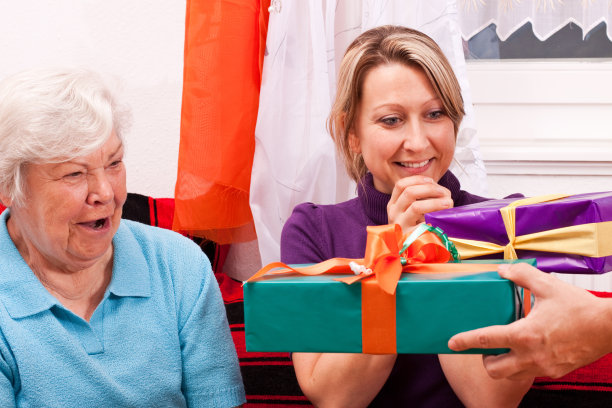 资深女性和金发女性得到礼物图片下载