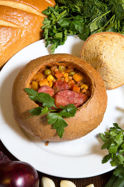 用烟熏香肠炖面包。图片下载