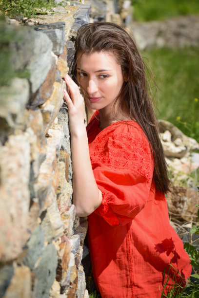 美丽的年轻女子在户外图片下载