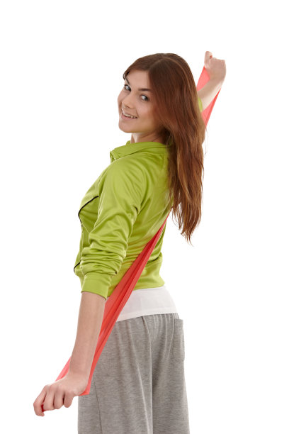 微笑的年轻女子拉伸阻力带图片下载