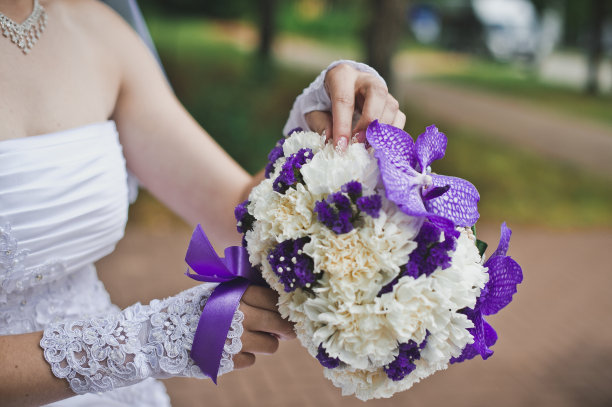 从白色和紫色的花束流动图片下载