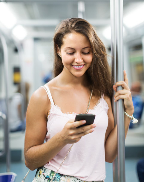 在地铁里用智能手机的女人图片下载