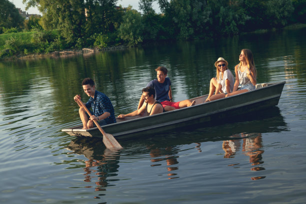 朋友在船上享受图片下载