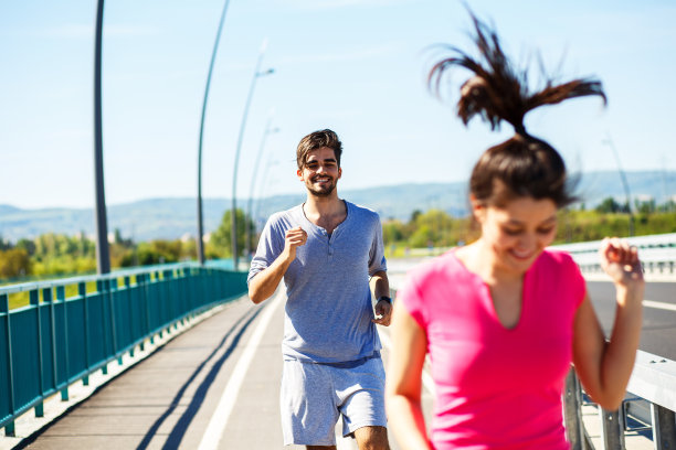 年轻的运动情侣一起跑步图片下载