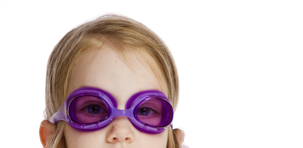 戴着泳镜看图片下载