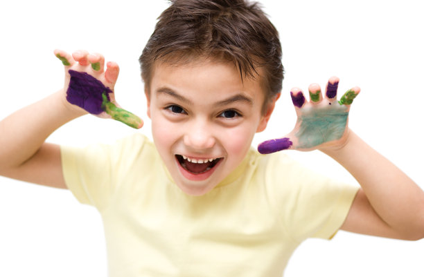 一个玩颜料的可爱男孩的肖像图片下载